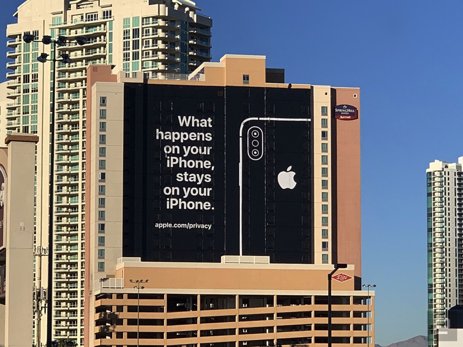 Anuncio de Apple en el costado del edificio durante el CES 2019. Lee: "Lo que sucede en tu iPhone permanece en tu iPhone".