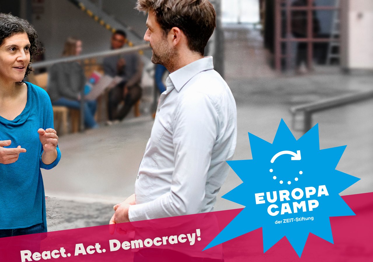 Screenshot of the EuropaCamp web site showing two people talking at the venue. The slogan for the event – React. Act. Democracy! – is displayed alongside the name: EuropaCamp der ZEIT-Stiftung.